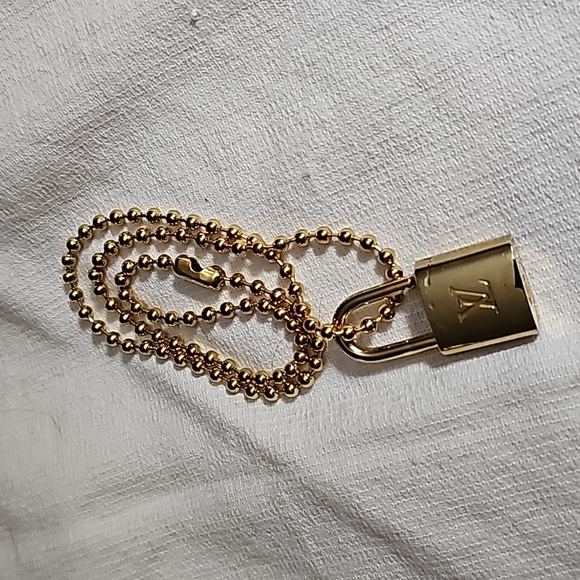 🩵LV Lock Necklace - Picture 1 of 6